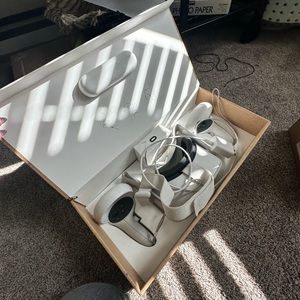 Meta Quest 2 headset, controllers, charger and box (Oculus)